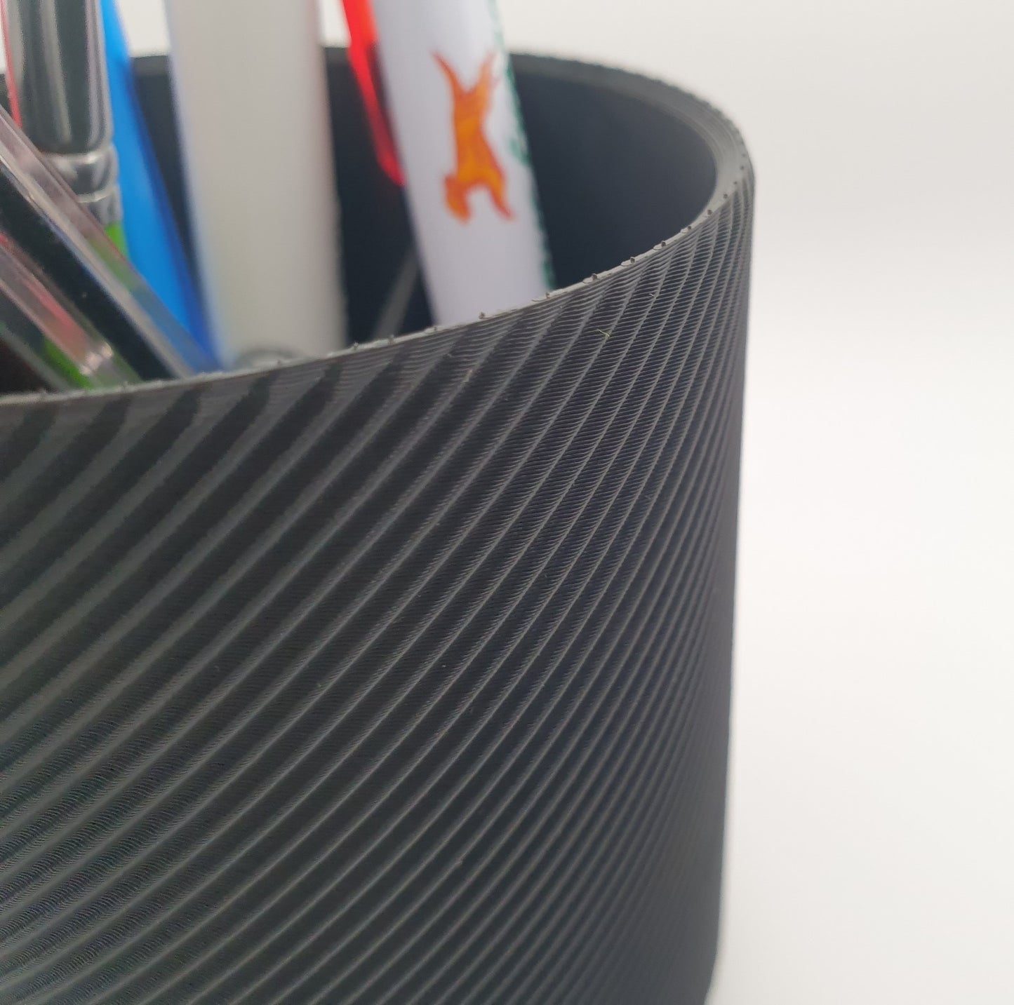 Porte-stylo texturé en spirale